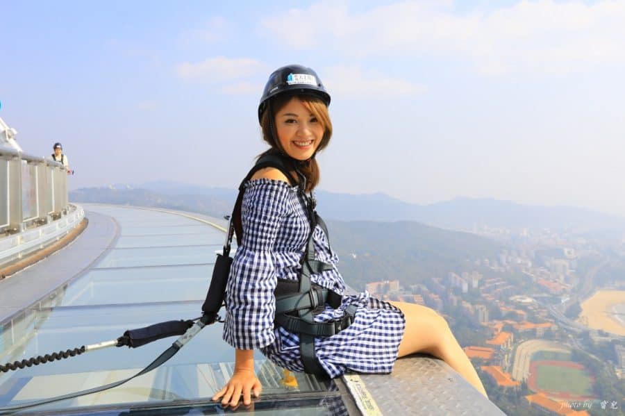 廈門景點、雲上廈門|廈門世茂雙子星,挑戰高度恐懼!愛情天台的海天漫步,一不小心就會粉身碎骨 1 batch 寶兒 180310 0014 e1521445446560