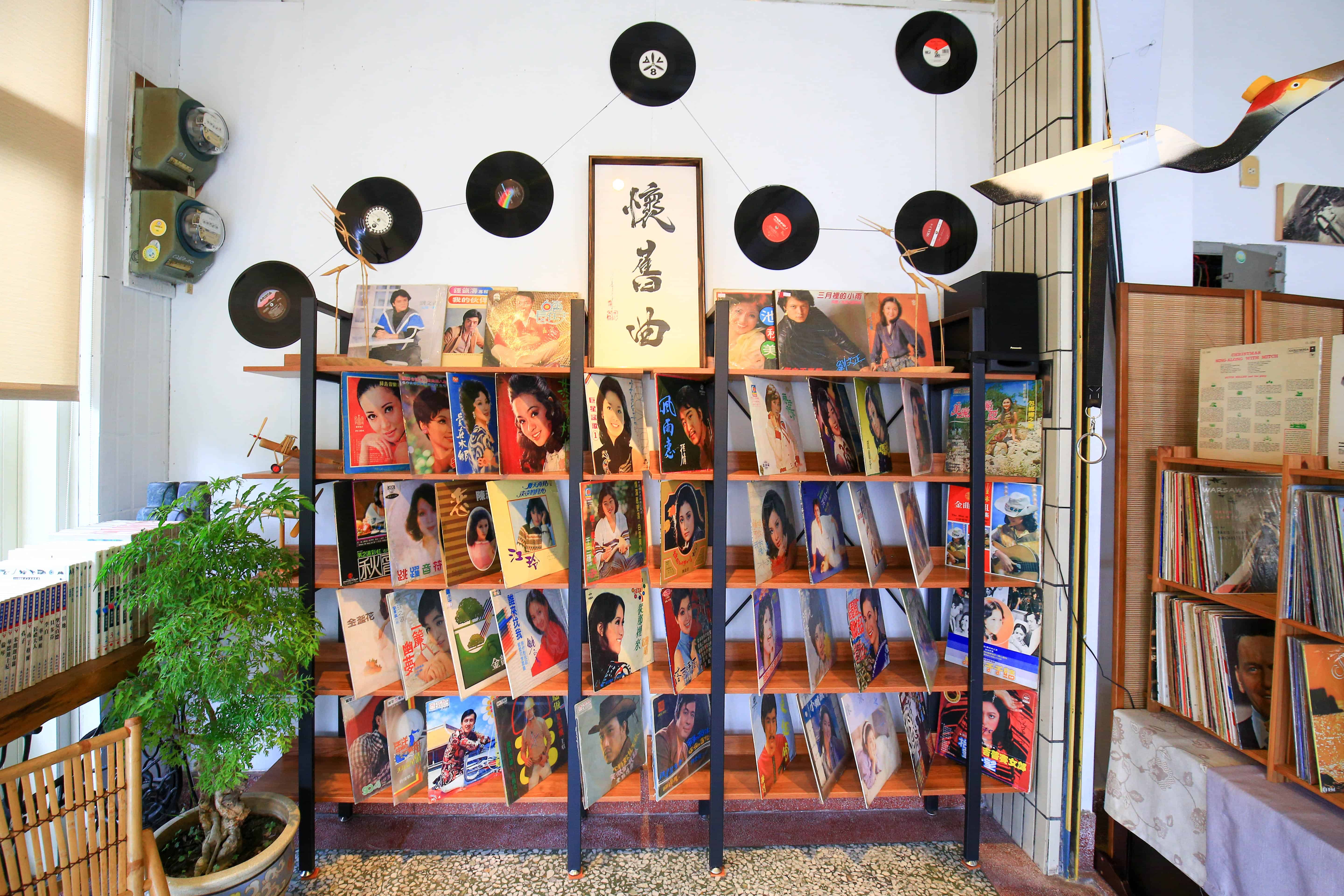 花蓮新城景點、懷舊曲 |雜貨店變身黑膠唱片館,咖啡香中的小城故事 11 473A8274